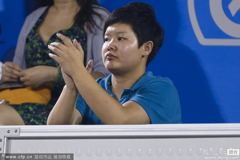 程菲观看武汉网球公开赛 身形发福