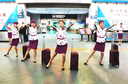 靓丽<em>动妹</em> 跳起快闪舞|<em>成都</em>|旅客_凤凰资讯