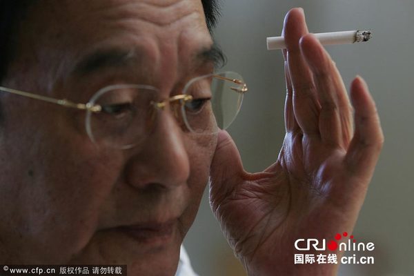 作家张贤亮。图片来源：CFP