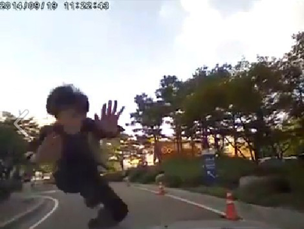 韩国碰瓷哥用头撞车骗医药费(组图)|车祸|引擎