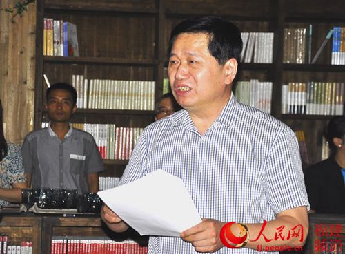 福州市委宣传部常务副部长高起平主持了福州读书月启动仪式.吴隆重 摄