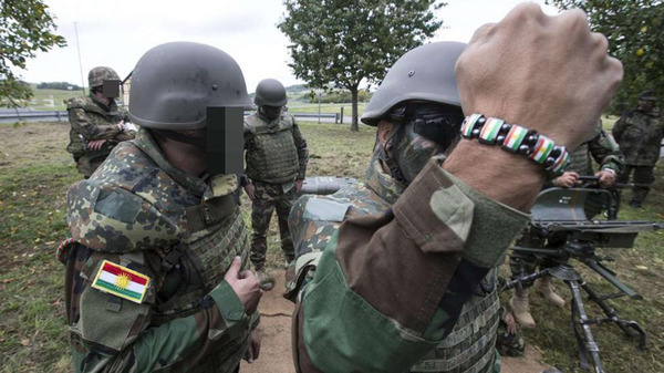 伊拉克库尔德民兵在德受训 面部涂迷彩保密身