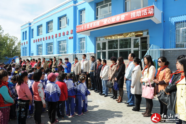 学生合影。 红山网讯(通讯员陆秀萍摄影报道)9月25日上午,乌鲁木齐市教育系统的爱心人士在市教育工会的带领下来到达坂城区柴窝堡小学、高崖子小学为家庭困难儿童捐款64000元,与128名家庭经济困难的学生结成帮扶对子,给孩子们送去了书包、文具等学习用品,鼓励孩子们好好学习,早日成为国家的栋梁。 高崖子小学的哈萨克族学生江尔斯激动地说:叔叔阿姨,谢谢你们!今天你们带着一份爱心走来,给我们带来了无限希望,我们将不辜负你们的希望,用优异的成绩来回报老师、回报社会。 柴窝堡小学校长宋新胜欣慰地表示:乌鲁木齐市教育