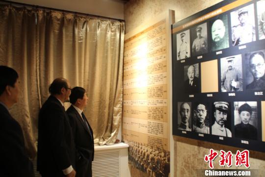 图为张家口市委书记参观察哈尔都统署。　刘洋　摄