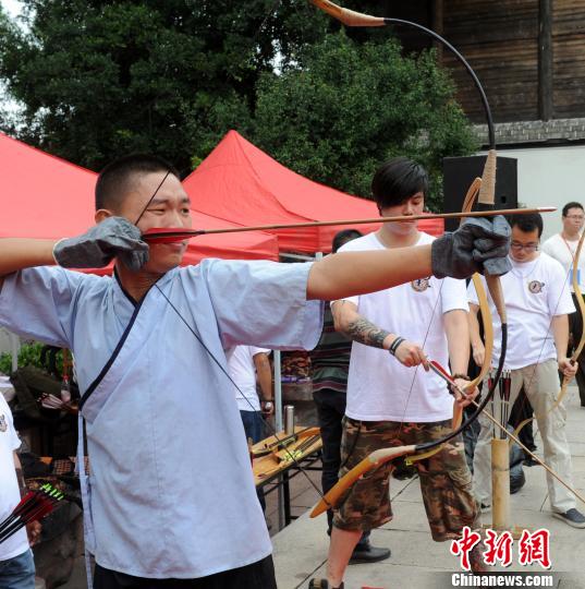 10月1日，中华传统竞技弓箭交流赛在福州三坊七巷举行。　刘可耕　摄
