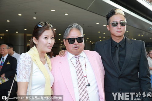 洪金宝看赛马为爱驹加油 一家三口秀幸福|出赛|看台_凤凰娱乐