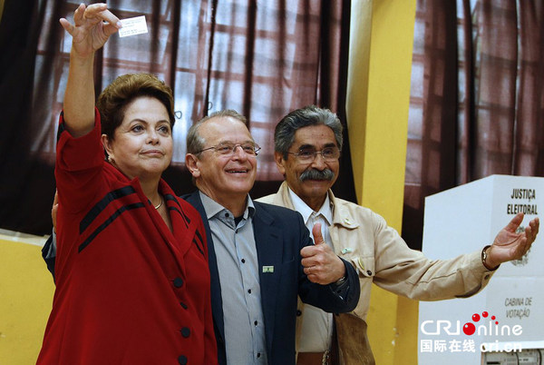 　　当地时间2014年10月5日，巴西愉港市，巴西大选开启，总统罗塞夫进行投票。图片来源:Lucas Uebel/CFP