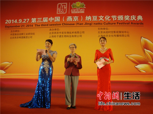 大会由沈力老师(中间)主持