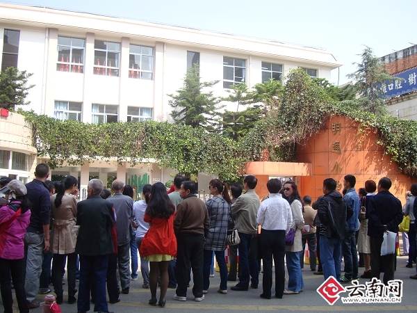 中午放学，一些家长来校门口接孩子。