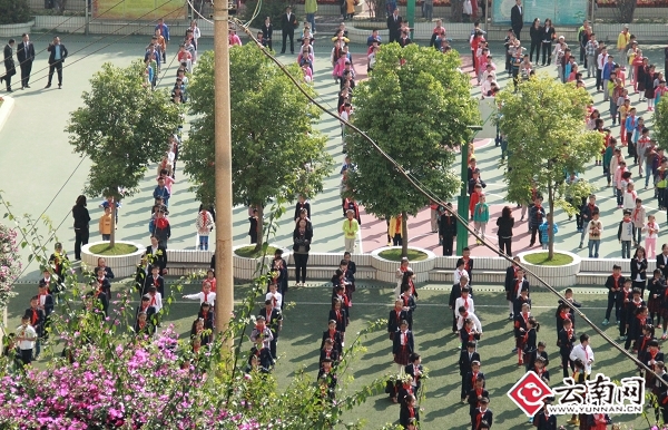 明通小学的学生们在做课间操。