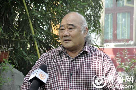 　　國家一級作家王均鎮接受齊魯網財經頻道記者獨家專訪。（董光強 攝）