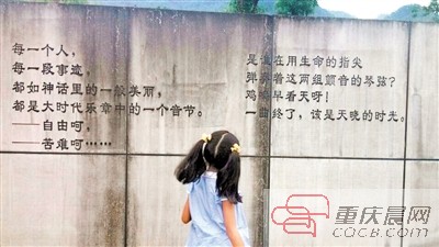 一些市民特意带孩子参观红色景点。