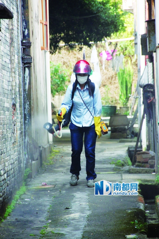 除四害工作人员在路村小巷里喷洒灭蚊药物。