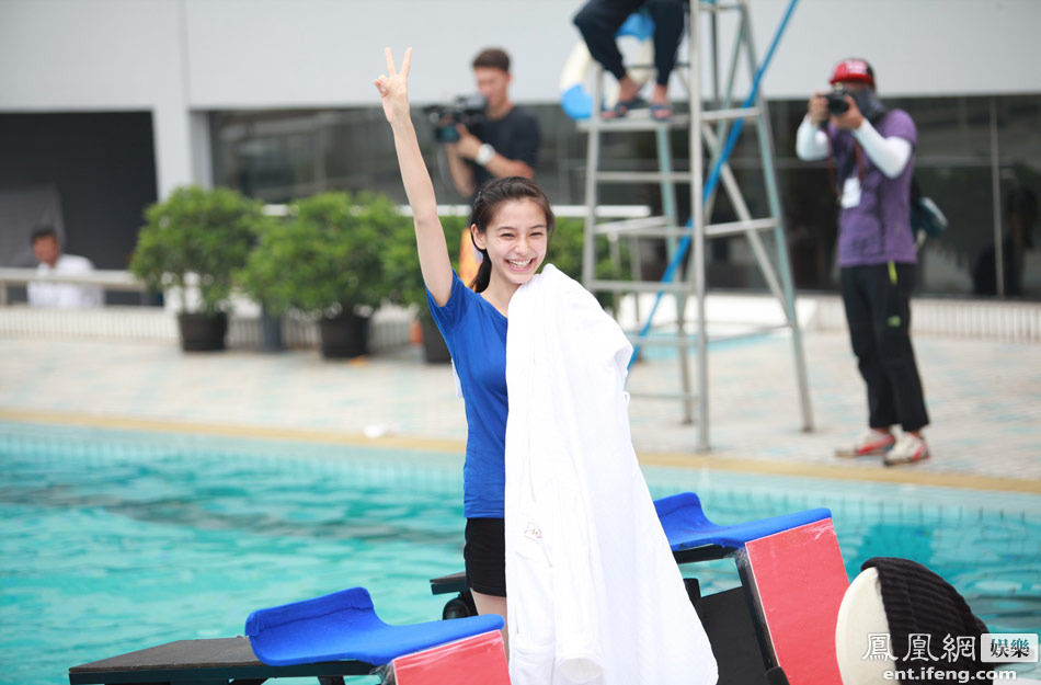 《奔跑吧兄弟》虐星 杨颖被弹起邓超跳马[高