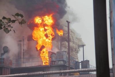 安阳一矿厂煤焦油着火 黑色浓烟滚滚腾起数百