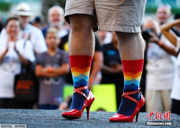 美男子踩高跟结伴游街 歪歪扭扭很不适|男人|高跟