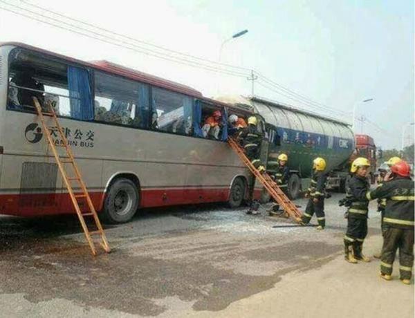 天津公交车追尾水泥罐车 致4死26伤|追尾|罐车