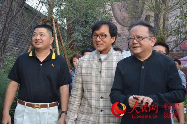 国际功夫影星成龙（中）、“和珅”王刚（右）、泰禾集团董事长黄其森（左）参观福州院子