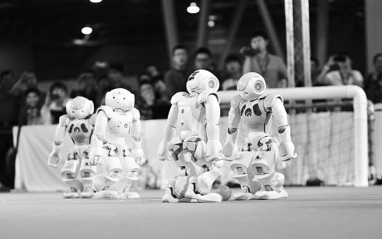 在2014年中国机器人大赛暨robocup公开赛上,机器人在踢足球.cfp供图