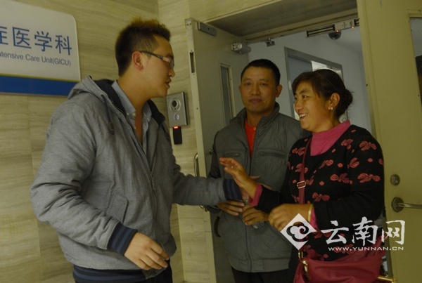 同病房的好心人(左一)给小婷捐款