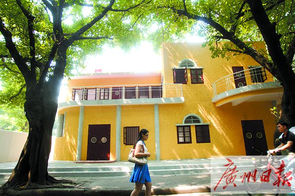 建筑正对街面的是两个露天阳台。 记者骆昌威 摄