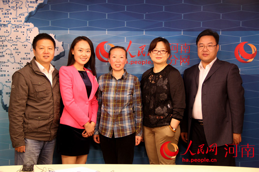 嘉宾与工作人员合影