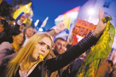 10日，在奥地利首都维也纳的奥地利议会附近，人们参加游行支持在叙利亚边境城市科巴尼抵抗“伊斯兰国”武装的叙利亚库尔德人。