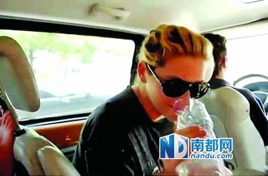 在真人秀节目里喝尿，钱婆蛮拼的。