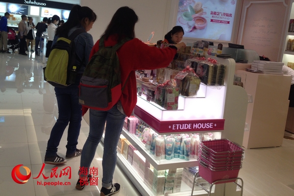 免税店内的游客
