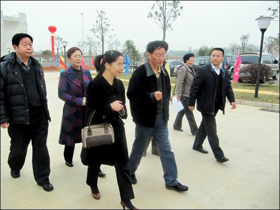 黄婉茹总经理在监控大厅听取监控情况汇报2