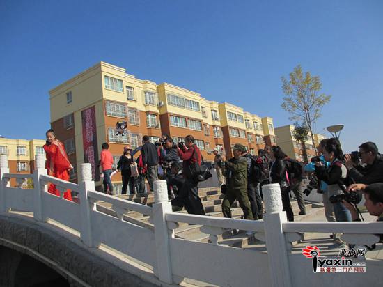 图为摄影师们在一三〇团展望里小区取景给模特拍照 亚心网记者 赵笑学摄