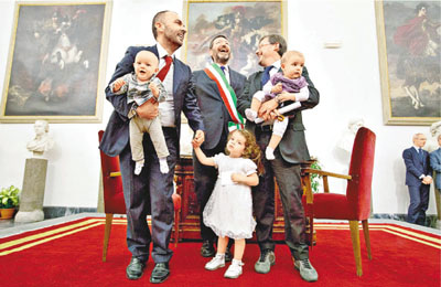 马里诺与其中一对同性恋新人合影。