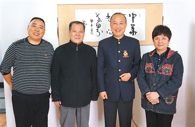 施乃康与中国拥军优属基金会理事长崔占福(中,副秘书长李小林(右一)