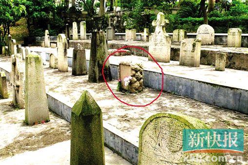 ■新西兰传教士伍医生(Joseph Ings)和新旧墓碑图。 受访人供图