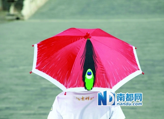 北京故宫博物院推出的朝珠耳机、故宫顶戴花翎官帽伞和“朕就是这样汉子”折扇。