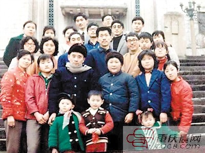 九龙世家刘富强(最后排中)家人1980年代全家福:父母、8兄妹及配偶、子女。母亲旁边是三姐。刘富强 提供