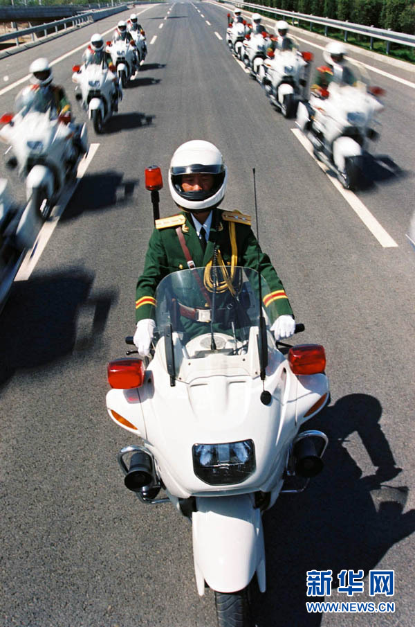 　　资料图片：2002年4月，武警国宾护卫队在训练。新华社记者王建民 摄