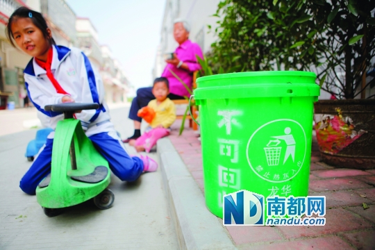 10月15日上午,博罗县龙华镇竹园村内,由村里统一采购的垃圾桶放置在村民家门口。 南都讯 记者郭秋成 本月起,博罗县新增818名农村保洁员,全县农村保洁员达到了2442名,实现了356个行政村全覆盖。经过两年多的努力,该县户收集、村集中、镇转运、县处理的城乡生活垃圾收运处理体系已经基本形成,农村生活垃圾已经实现了常态化管理。若明年春博罗县生活垃圾焚烧发电厂能够如期投产,该县生活垃圾将100%实现无害化处理。 保洁员工资每人每月不少于1200元 据介绍,博罗全县农村专职保洁员队伍,是按居住人口300人
