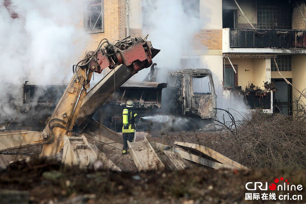 当地时间2014年10月23日，德国西部城市路德维希港一建筑工地上一座房屋发生爆炸，事故造成至少1人死亡、10人受伤。图片来源:CFP