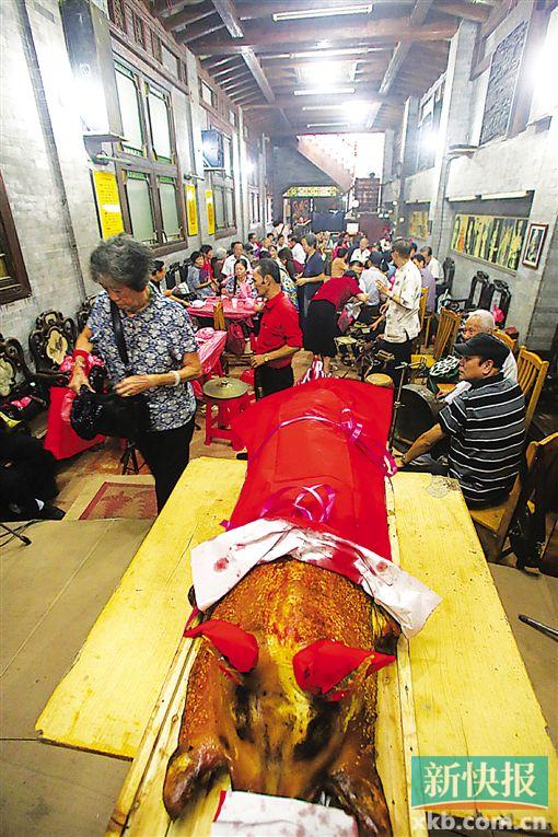 ■华光师傅诞,粤剧人济济一堂,自然少不了烧猪(郑迅摄)
