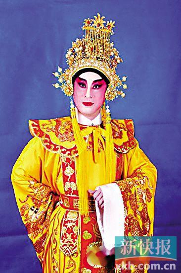 ■《唐明皇与杨贵妃》,梁耀安饰演唐明皇。唐明皇不仅是各戏中“出镜率”很高的人物,还是粤剧戏神的化身之一。