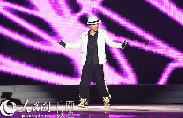 卓君带来舞蹈表演