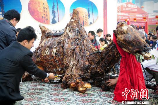 中国清真美食文化节开幕 烤出全骆驼|食品|清真_凤凰资讯