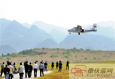25日，黔江机场，运载市民升空跳伞的运12飞机起飞。 重庆晨报记者 杨新宇 摄