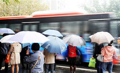 密集人工增雨打跑雾霾|成都|成都市