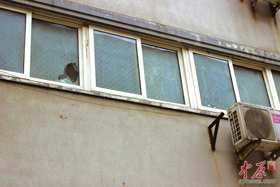 窗户半夜被扔石块 80岁老夫妻吓出心脏病(图)|