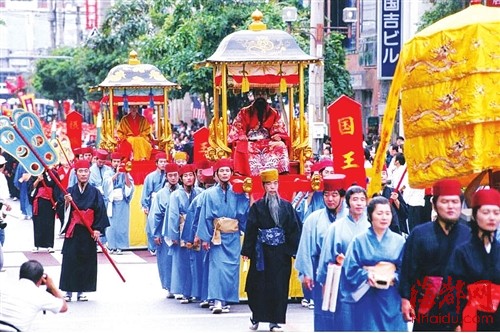冲绳每年都举行首里城祭，再现当年册封的场景