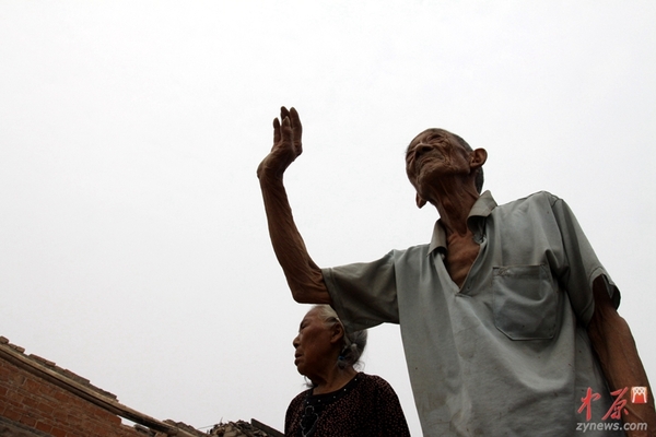 2010年6月16日，河南省南阳市淅川县滔河乡凌岗村移民与故乡挥别。