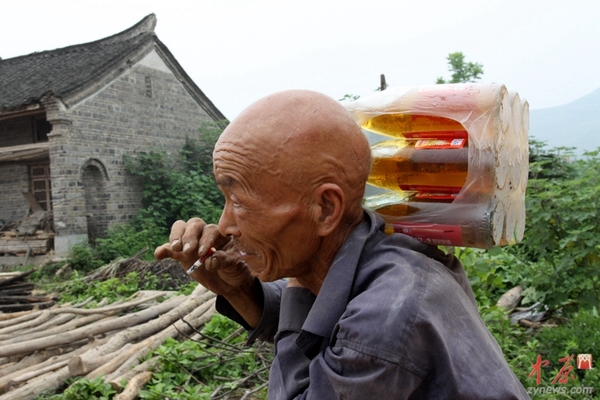 2010年6月16日，河南省南阳市淅川县滔河乡凌岗村，老人购买端午节用品。