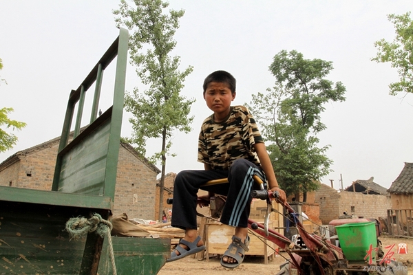 2010年6月16日，河南省南阳市淅川县滔河乡凌岗村等待移民的孩子。